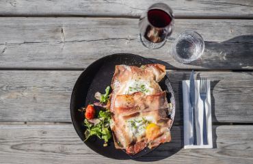 Eggs with speck and potatoes
